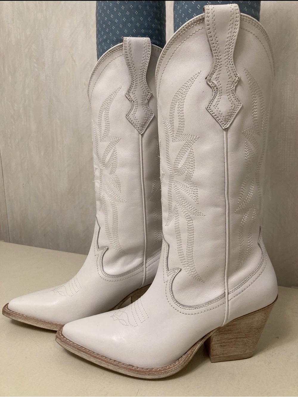 Thursday boot company white western leather W7.5 like new excellent